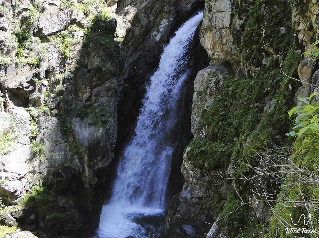 Узун-Каргалы водопад в Алматинской области, Казахстан.