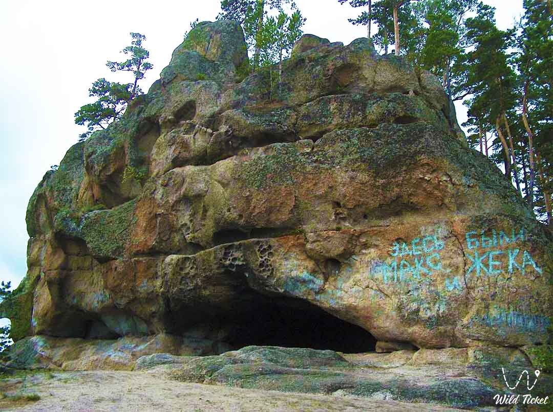 Kenesary Khan 的洞穴, Burabay 地区, 哈萨克斯坦。