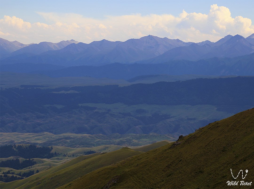 Kyzylauz 山口位于 Sary Tau 山区。