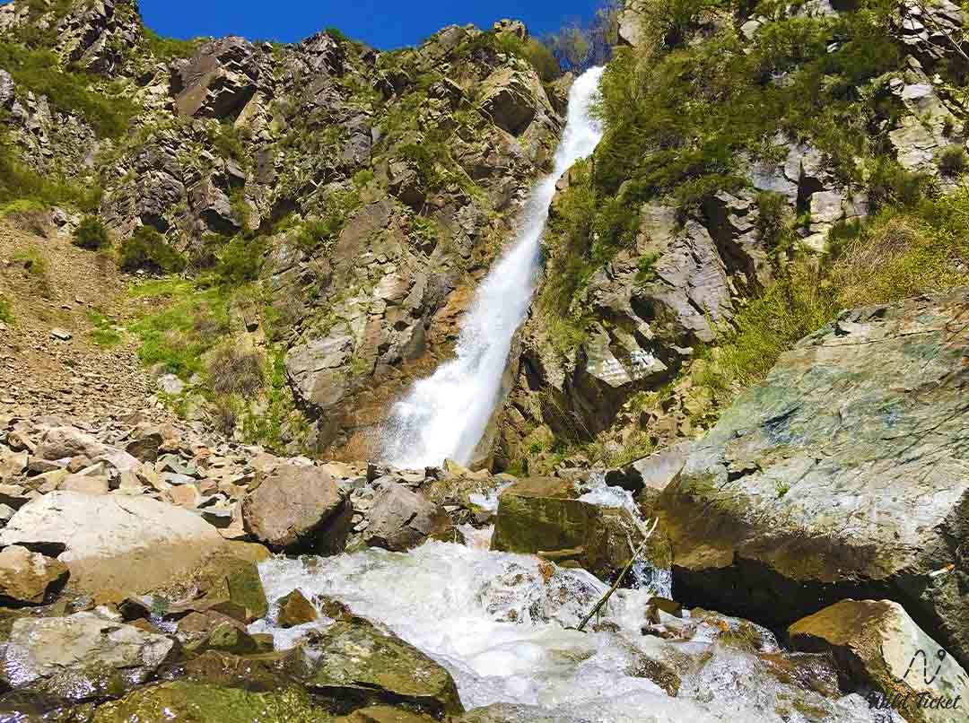 Bear Waterfall (Medvejiy)