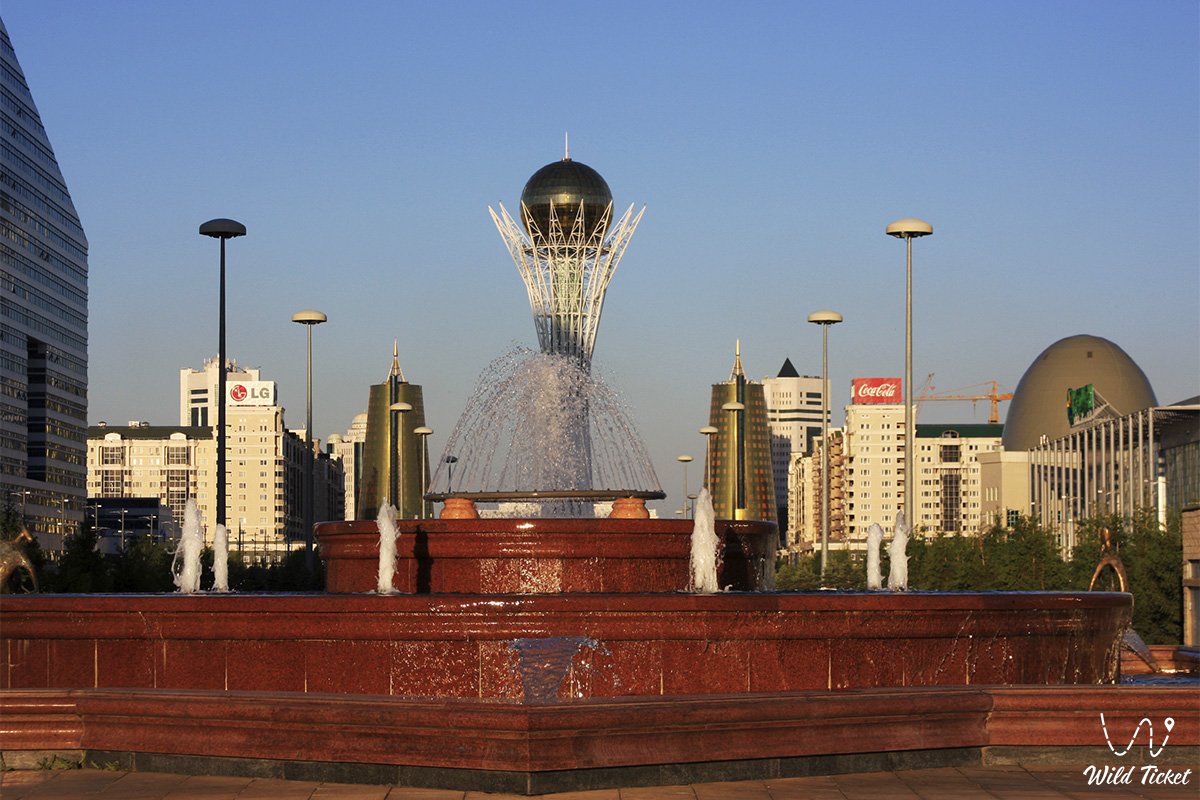 Столица казахстана азербайджан. Монумент Астана-Байтерек. Байтерек Астана. Монумент Байтерек в Нурсултане. Астана 2005 год.