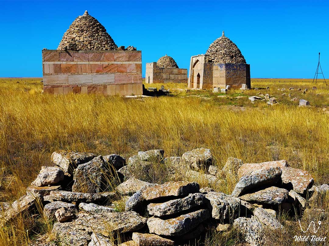 Ushtam墓地 (乌什塔姆)