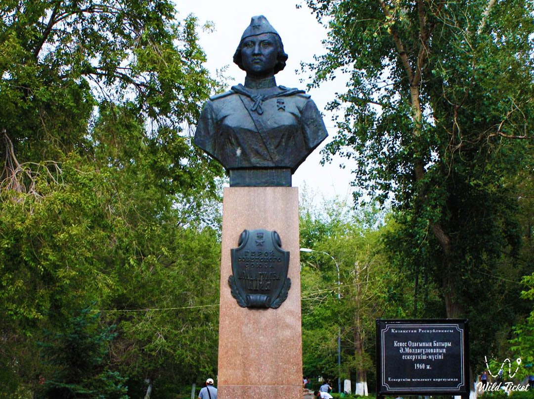 Памятник-бюст А. Молдагуловой (Актобе)