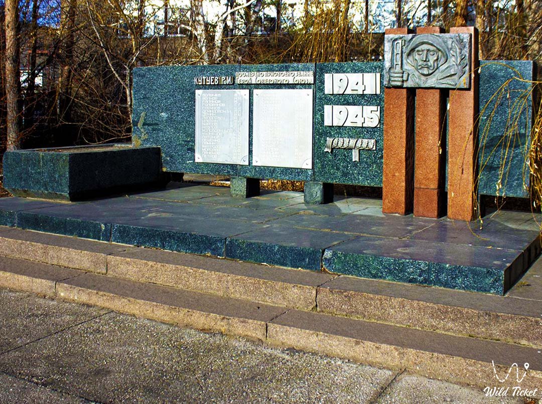 Памятник - обелиск Рауфу Кутуеву (Актобе)