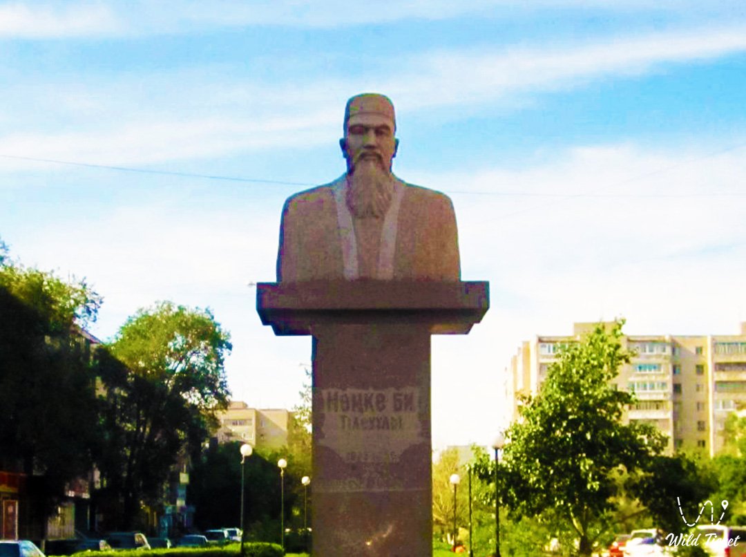 Monument-bust of Monke Bi Tileuuly