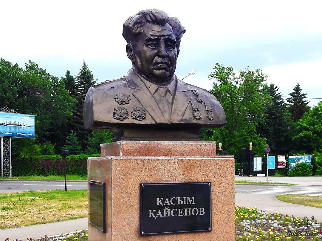 乌斯季-卡缅诺戈尔斯克Kasym Kaisenov半身像纪念碑
