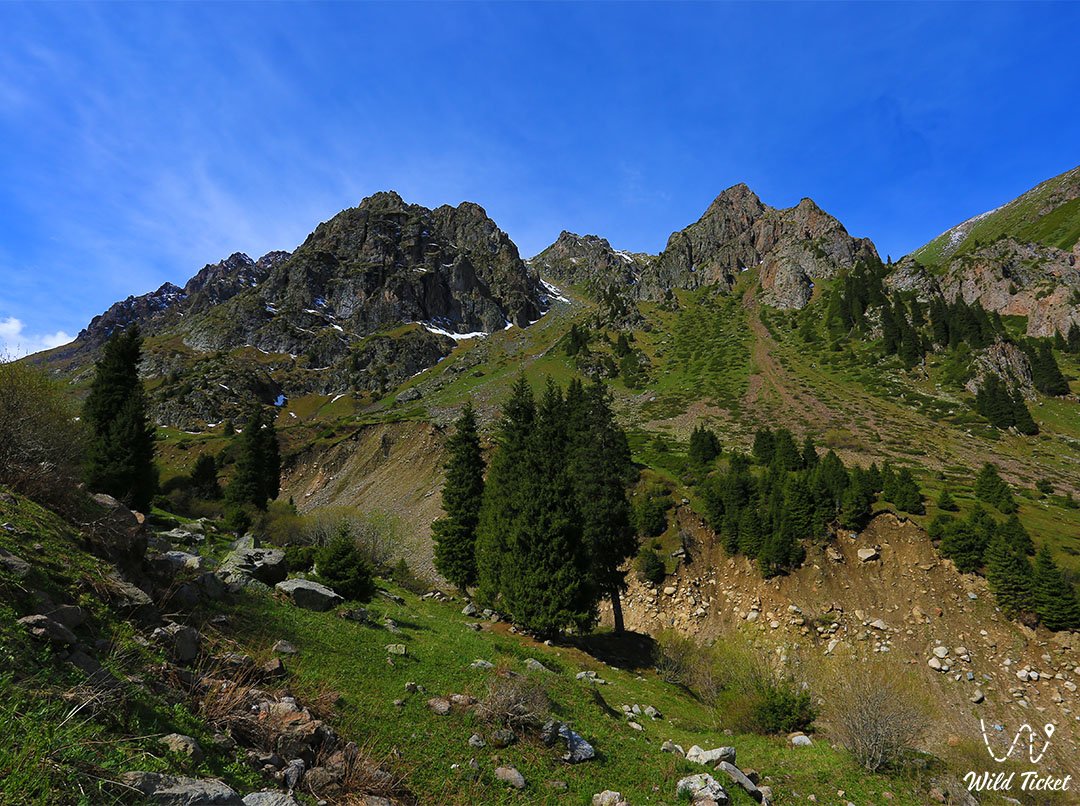 Mountain tract Gates Tuyuk-Su