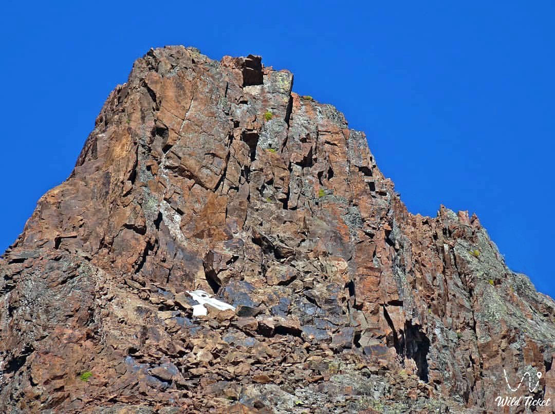 Amangeldy峰 (山路和山地徒步旅行)
