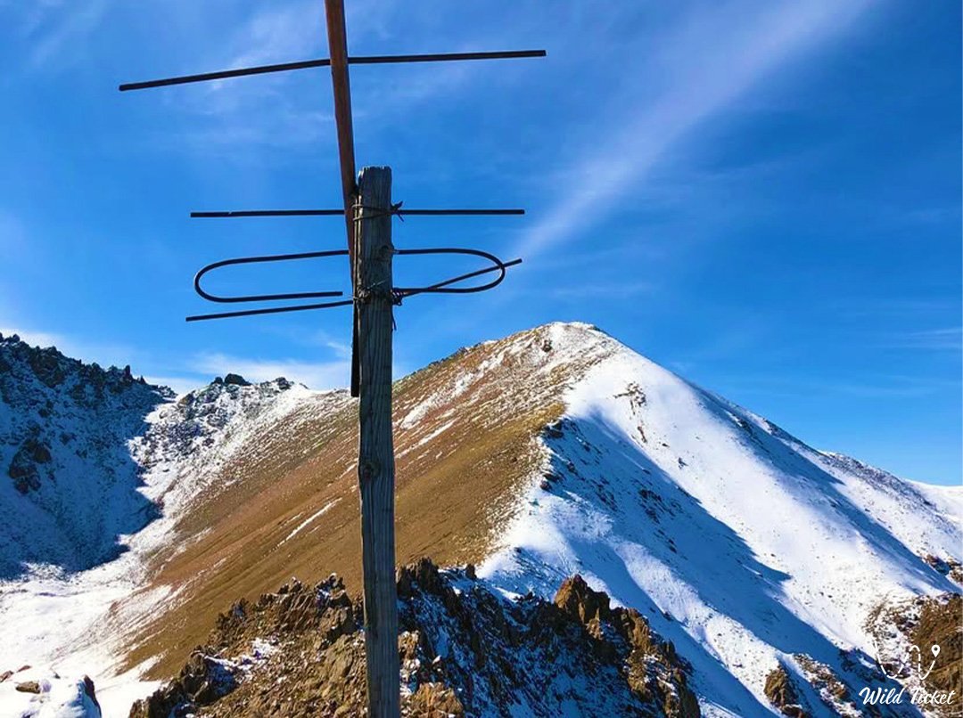 峰Vorota Tuyuksu (门) 山徒步旅行和路线)