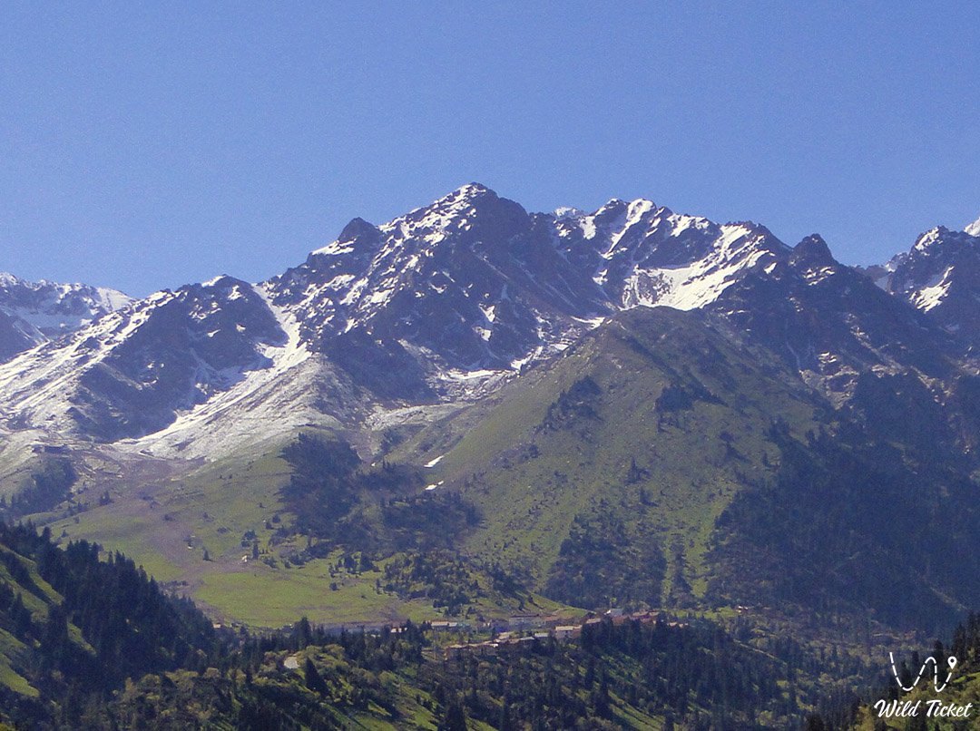 Shkolnik峰: 青年和对知识的渴望的象征