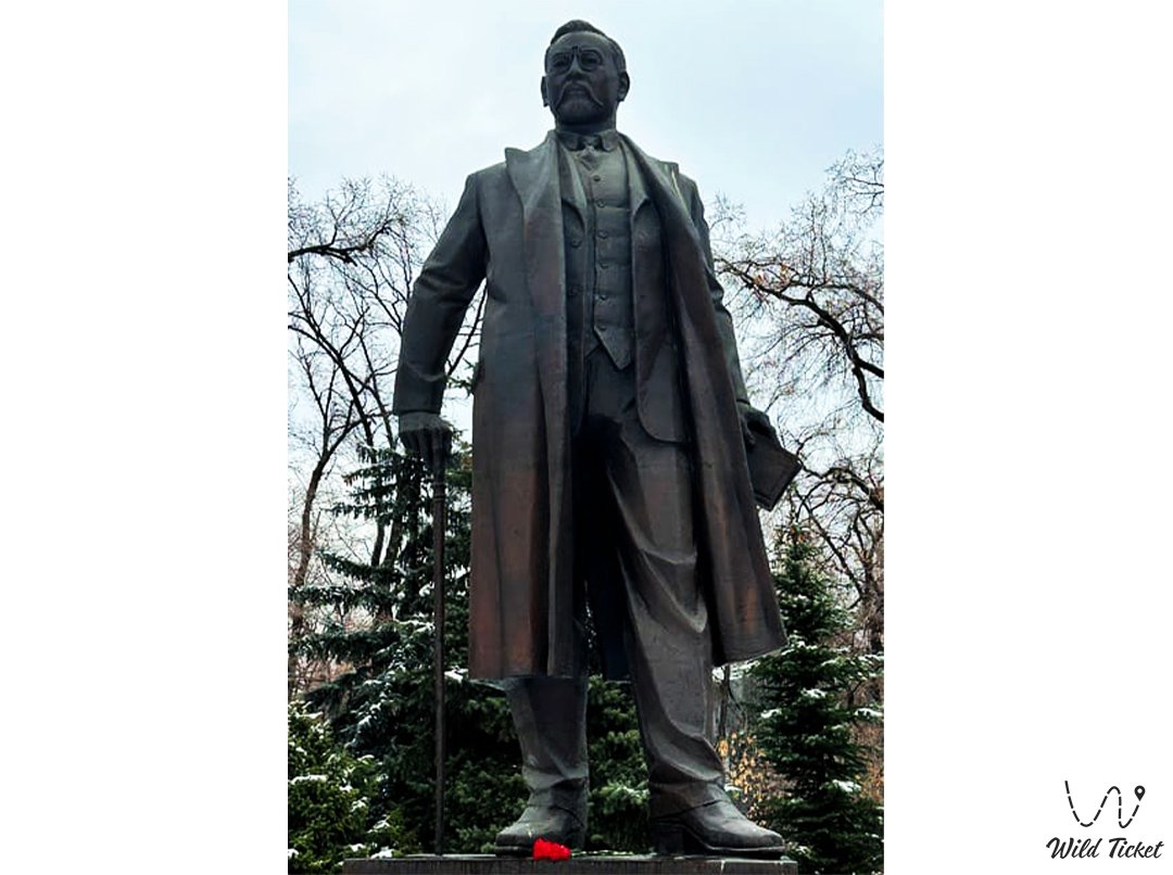 Памятник Ахмету Байтурсынову в городе Алматы