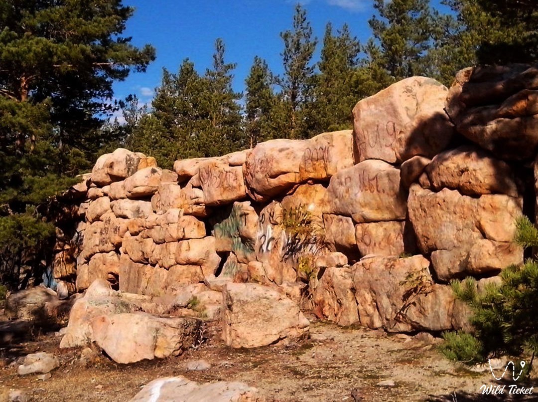 Taskamal - Burabay森林茂密的古老城墙或堡垒