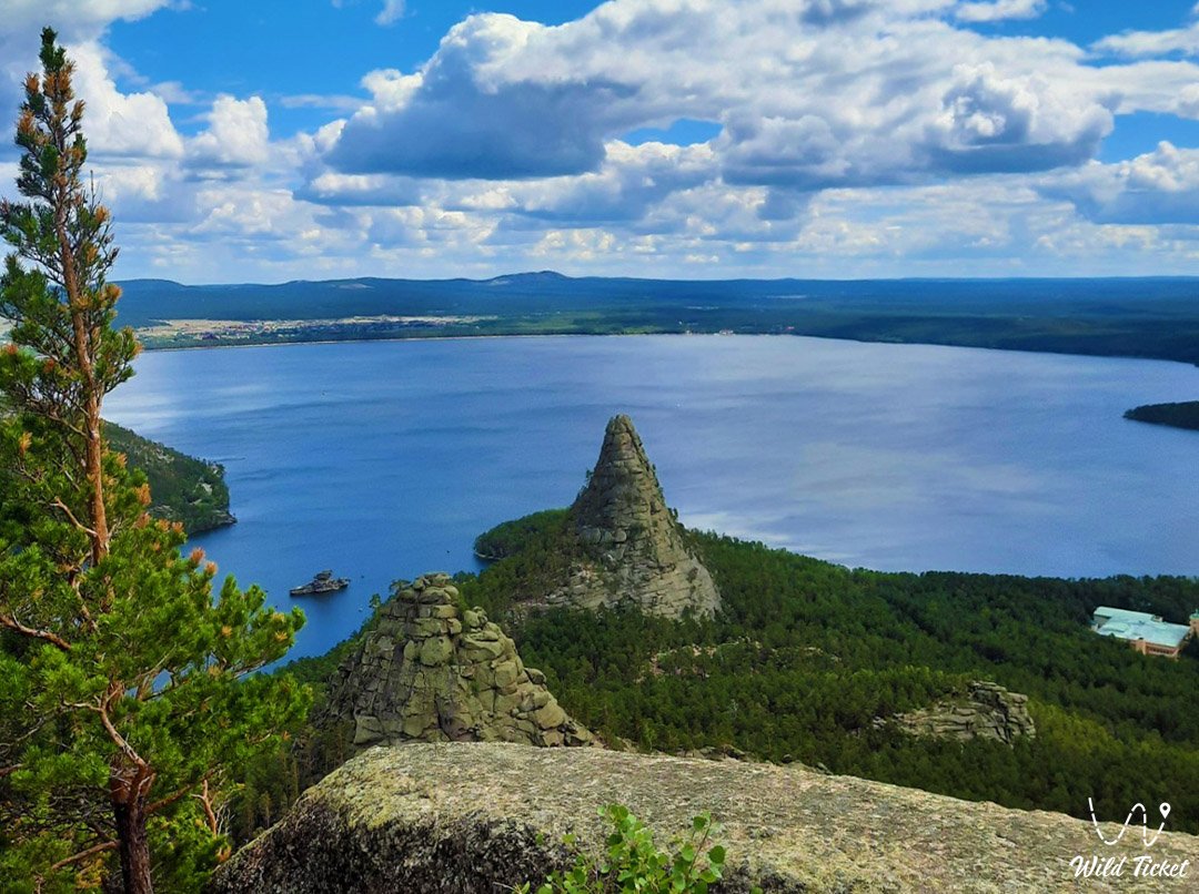 三姐妹摇滚在Burabay - 石头巨人冻结在一个永恒的舞蹈以上的湖！