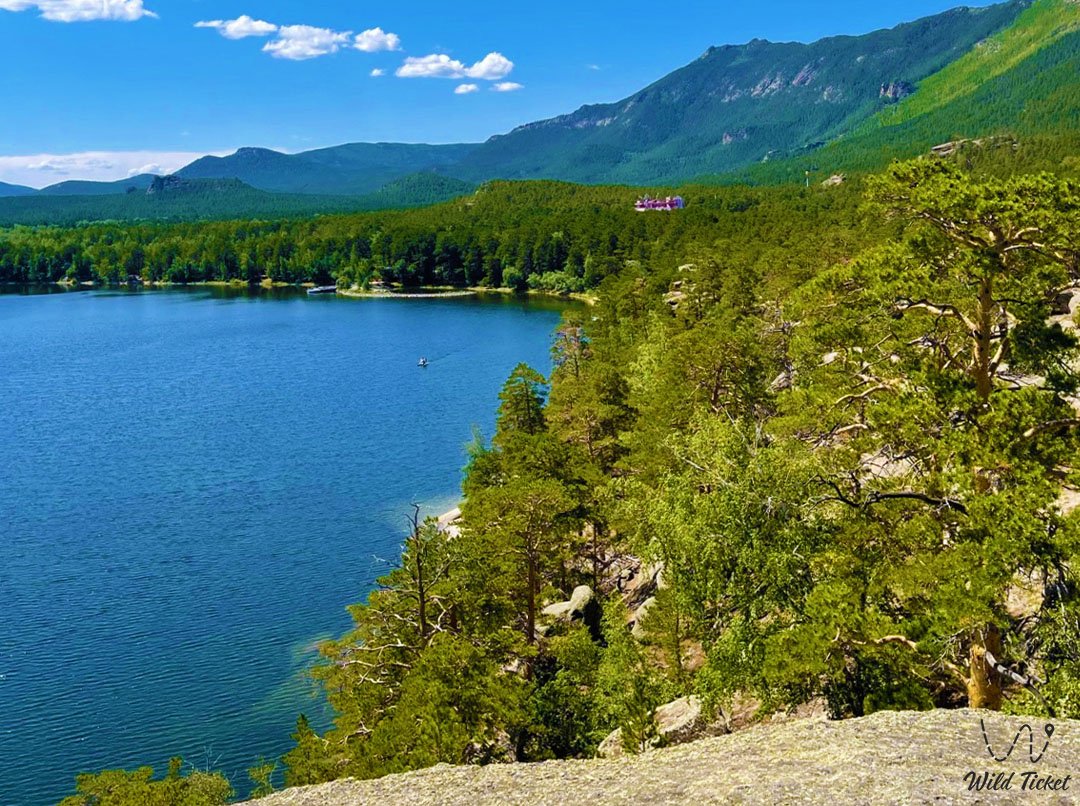 Maxim Gorky岩石在Borovoye湖岸边