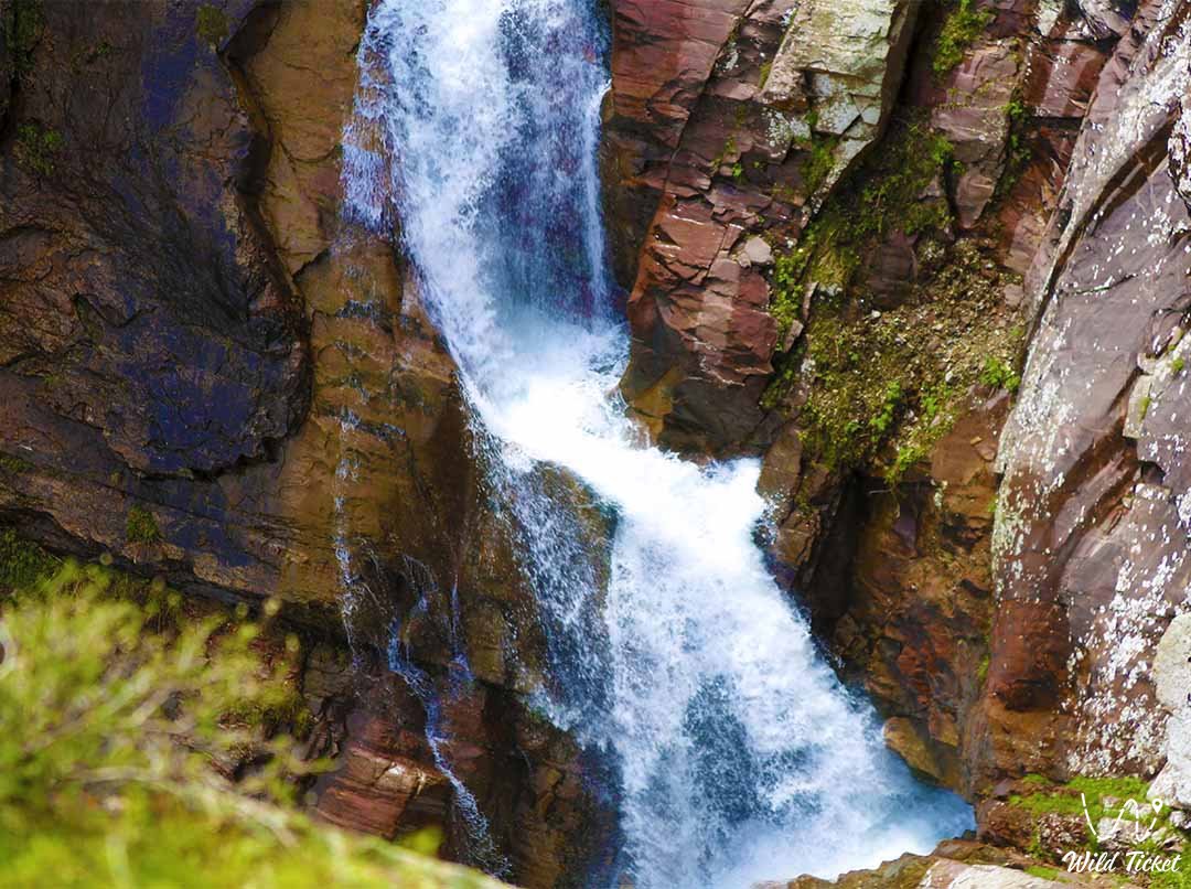 Aksu-Zhabagly自然保护区Kishi-Kaindy河上的瀑布