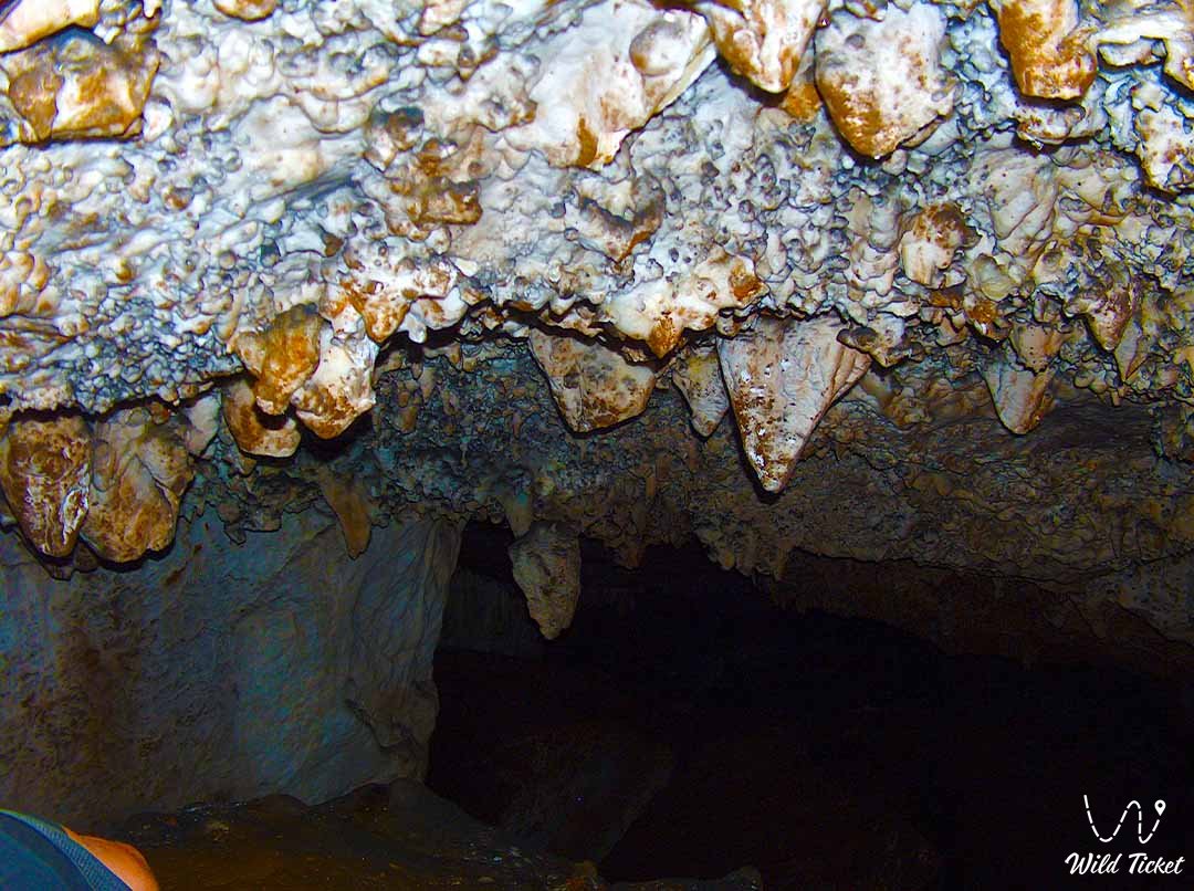 Ak-Biik村附近的童话 (Skazka) 洞穴是天山中心的一个谜