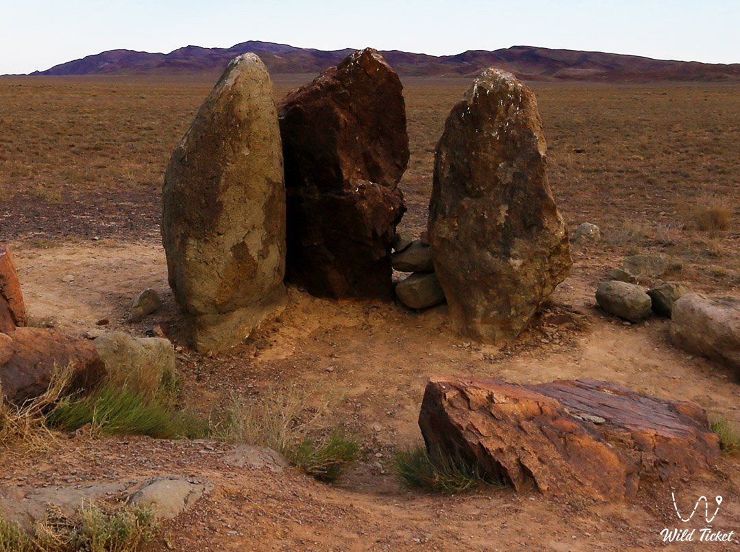 Каменные стелы Ошактас в Алтын-Эмеле