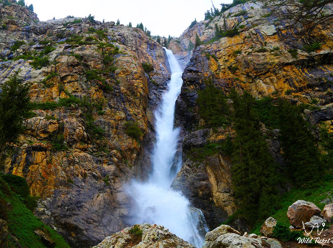 Burkhan-Bulak瀑布: Dzungarian Alatau的隐藏奇迹