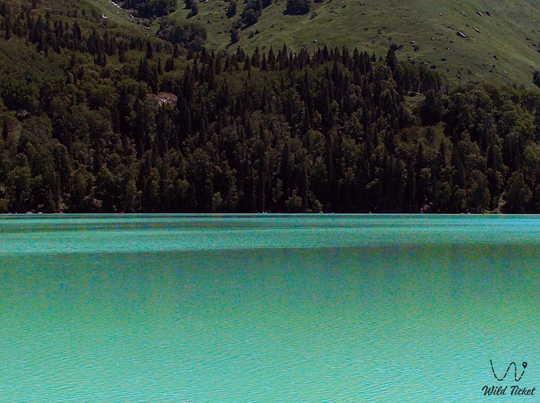 Dzhungar Alatau山脉的上Zhasyl-Kol湖