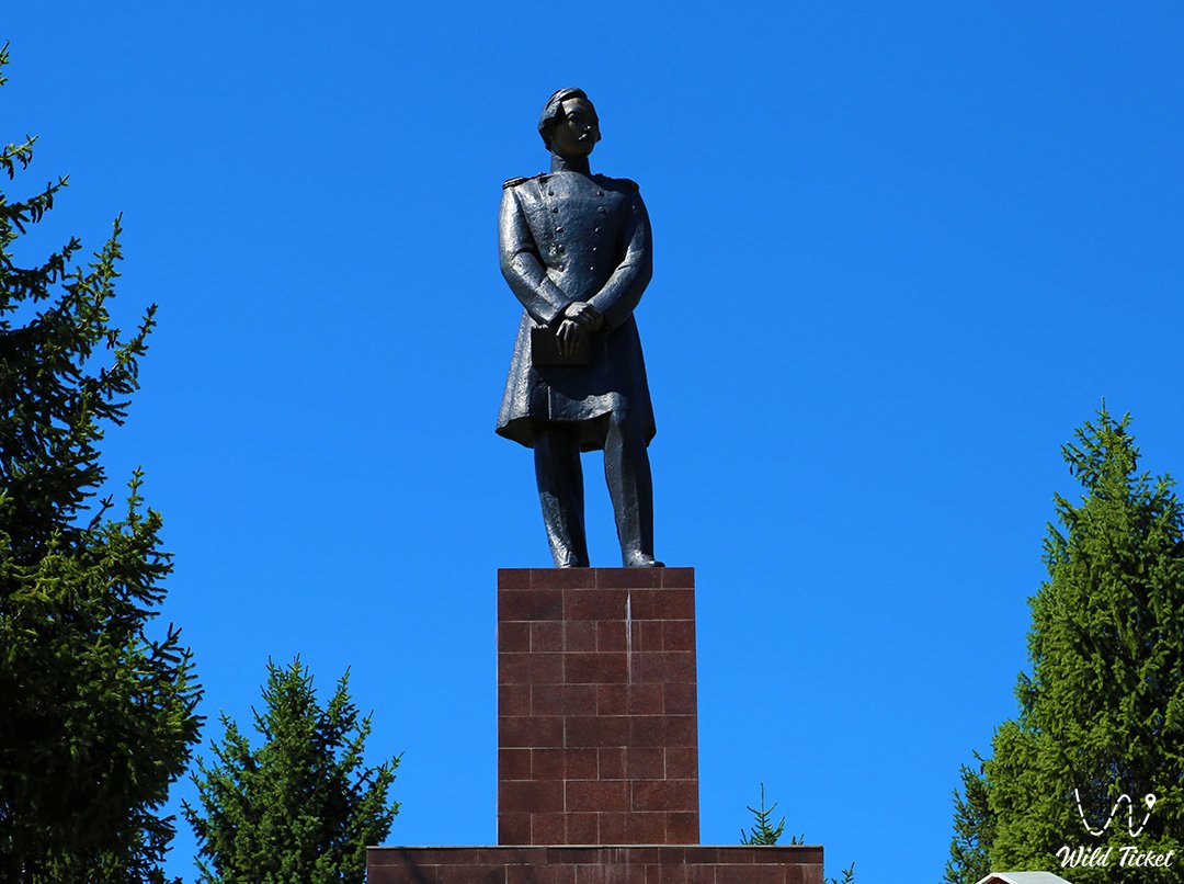 上海村Chokan Valikhanov纪念碑