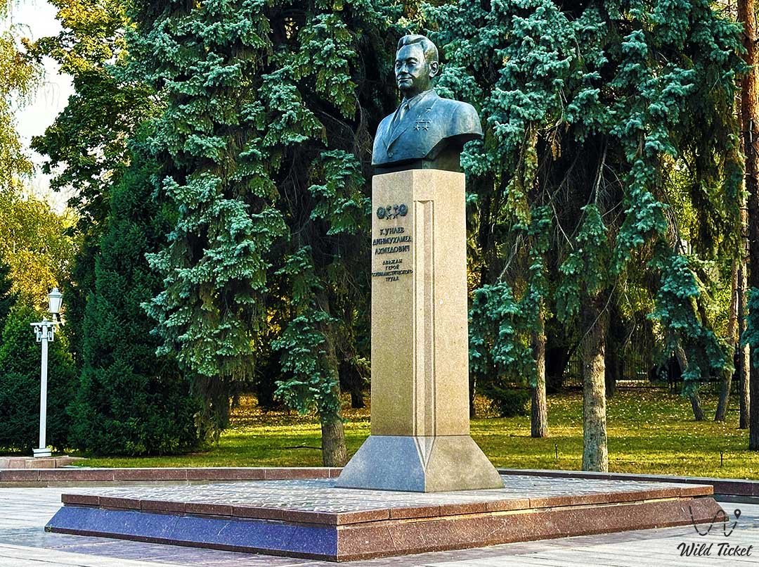 Памятник Динмухамеду Кунаеву в Алматы