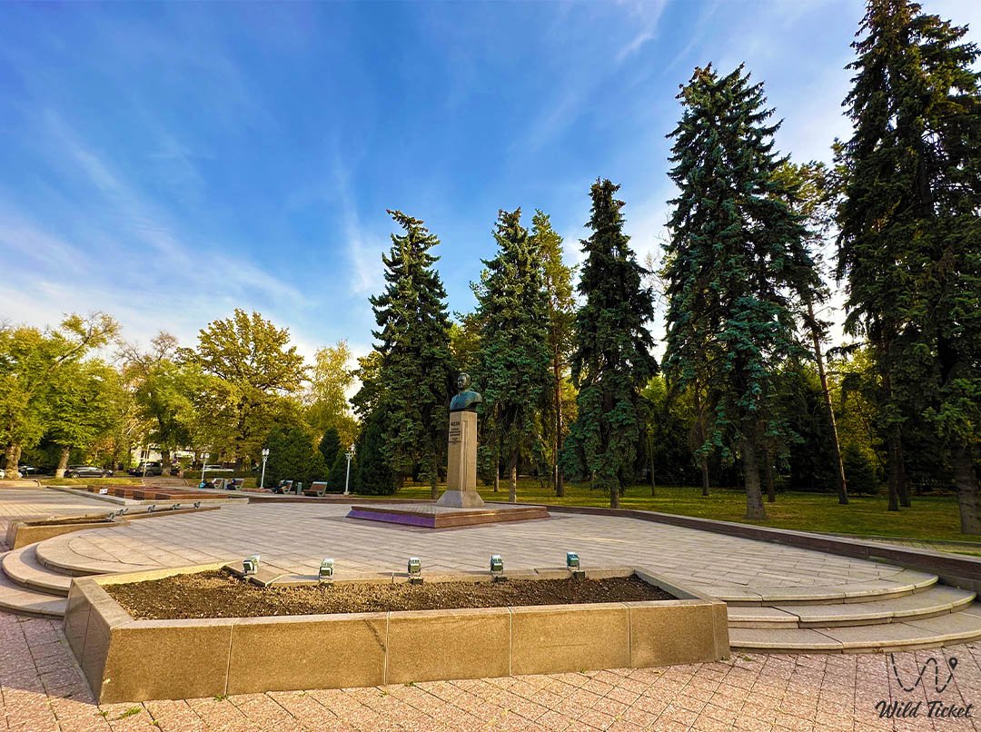 Сквер Динмухамеда Кунаева в Алма-Ате