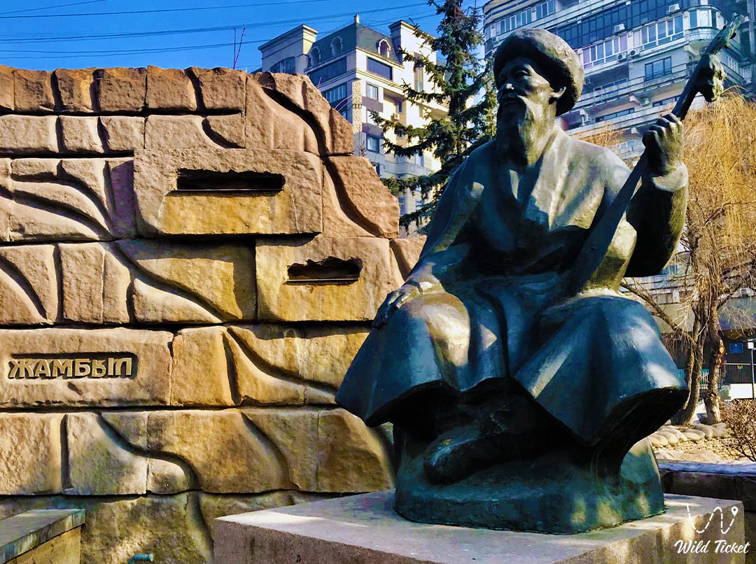 Памятник Джамбулу Джабаеву на проспекте Достык