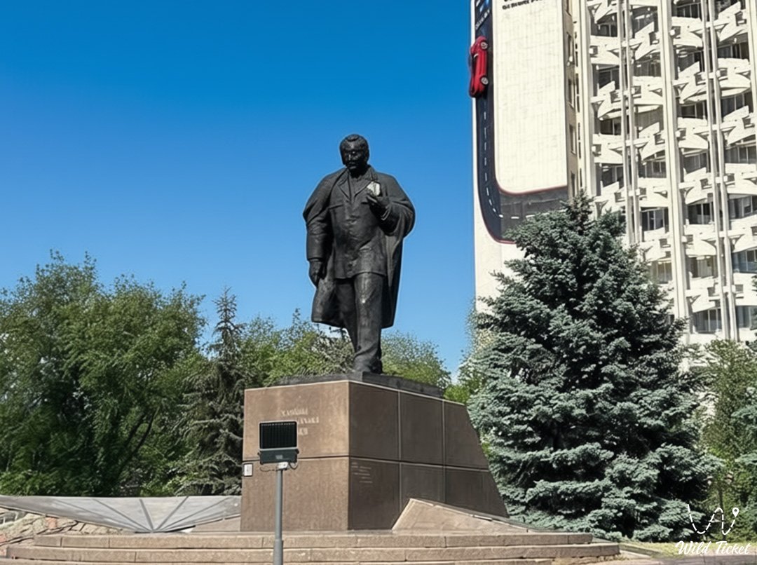 Памятник Канышу Сатпаеву в городе Алматы