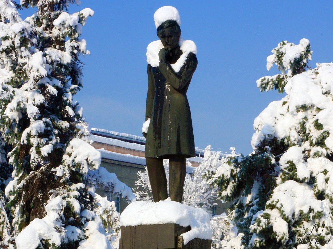 Памятник Чокану Валиханову в городе Алматы