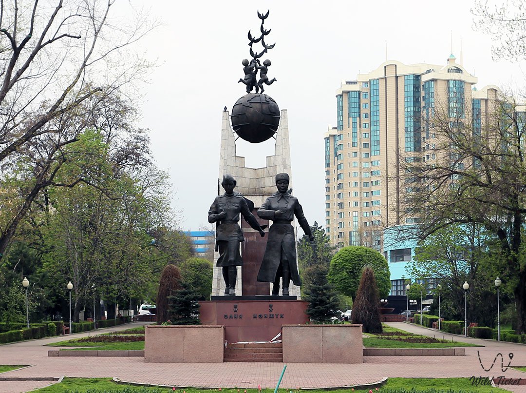 Памятник Алие Молдагуловой и Маншук Маметовой