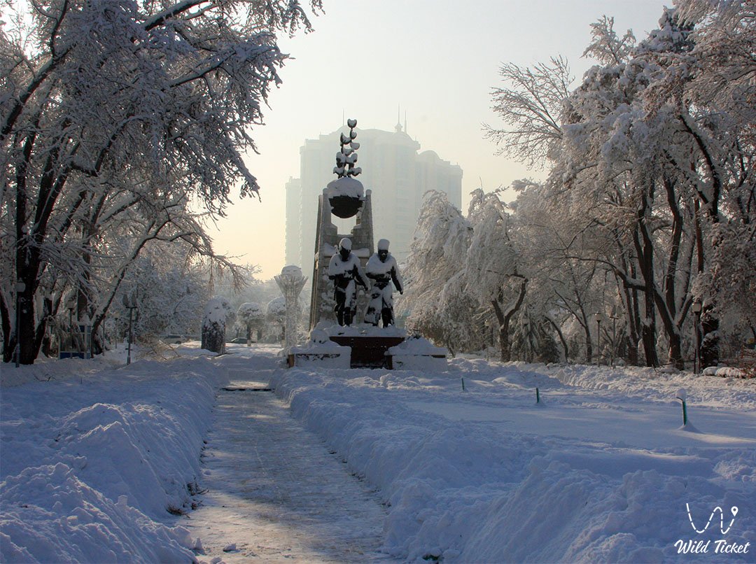 Парк на площади Астана в городе Алматы