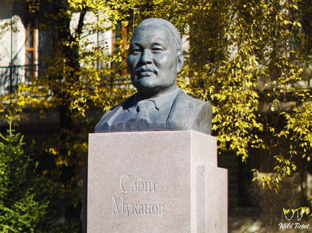 萨比特*穆卡诺夫在阿拉木图的半身像纪念碑
