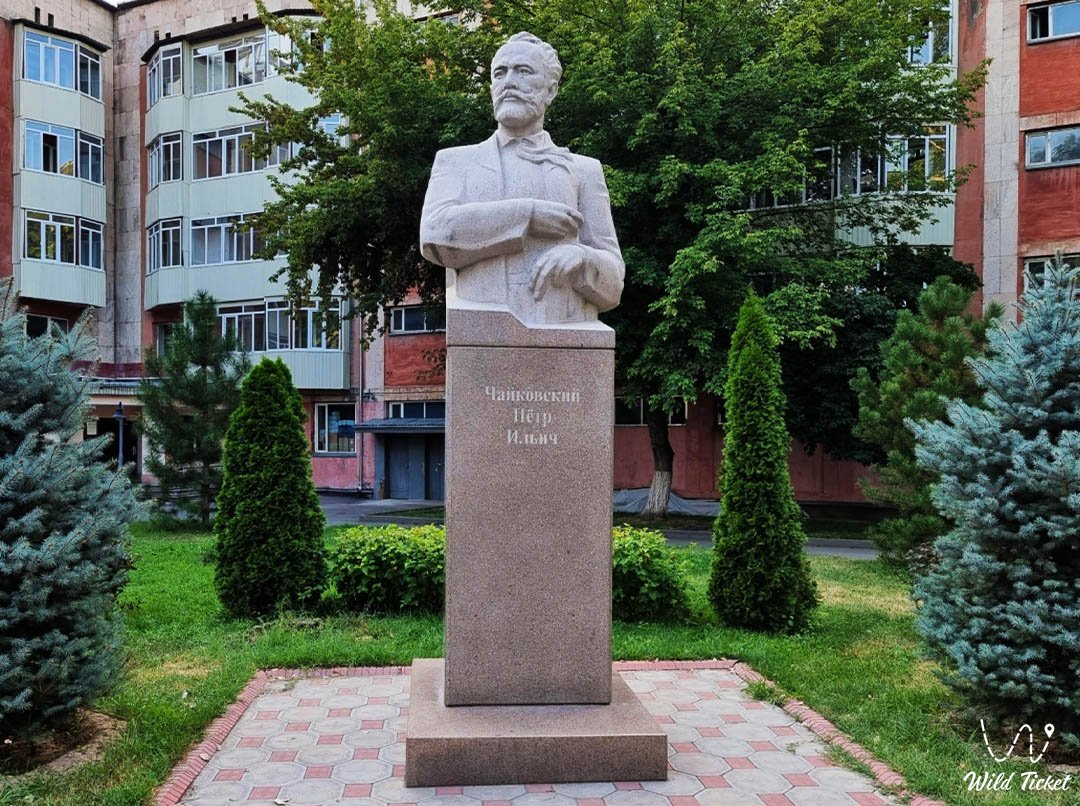 Памятник П. И. Чайковскому в городе Алматы